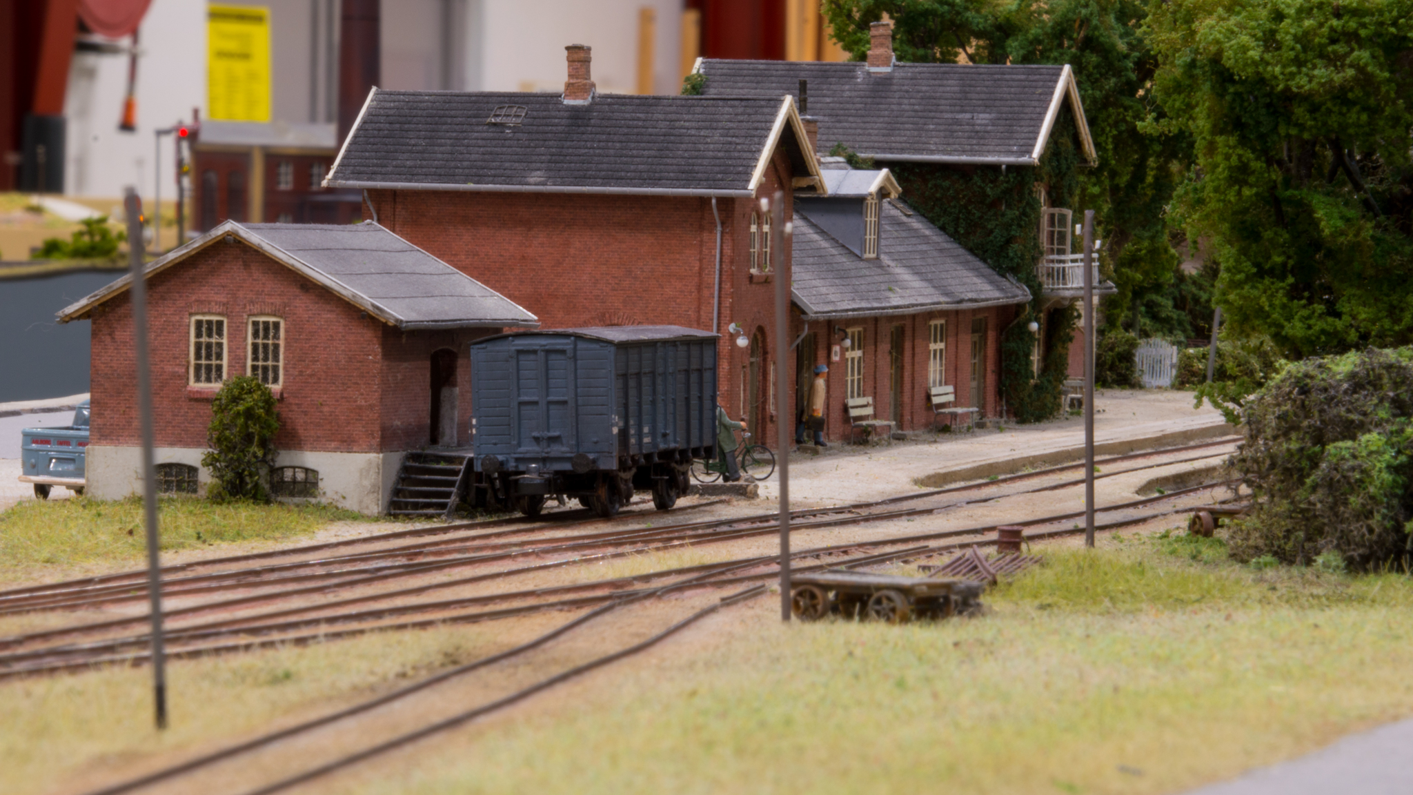 Hou stationsbygning fra sporsiden