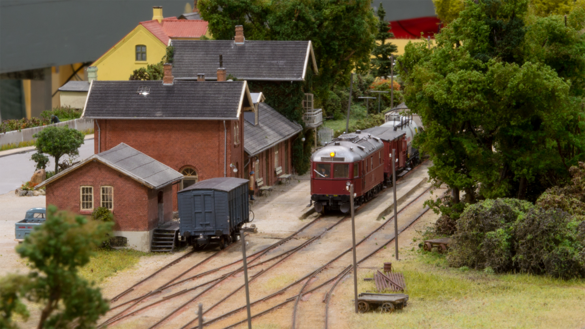 Luftfoto af Hou station fra sporsiden